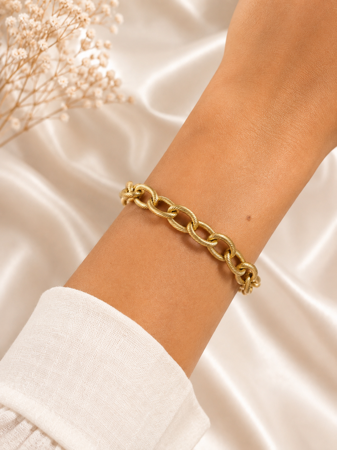 Elegante pulsera de eslabones color oro, acero inoxidable