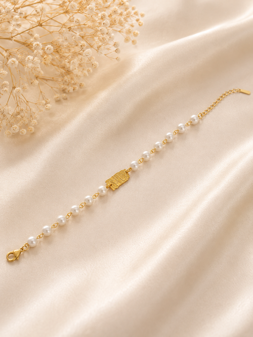 Brazalete con perlas y silueta de PR en oro. Acero inoxidable