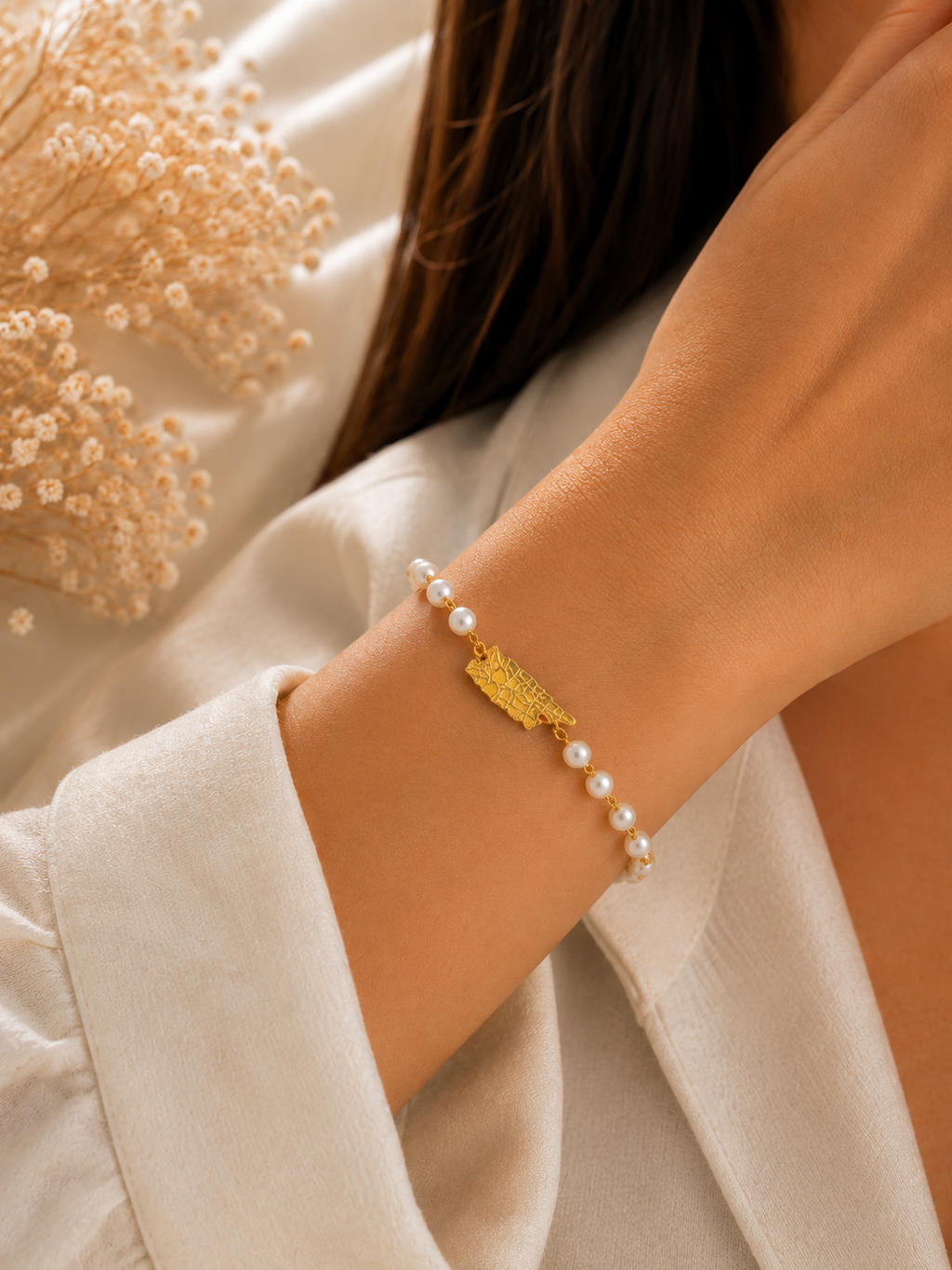 Brazalete con perlas y silueta de PR en oro. Acero inoxidable